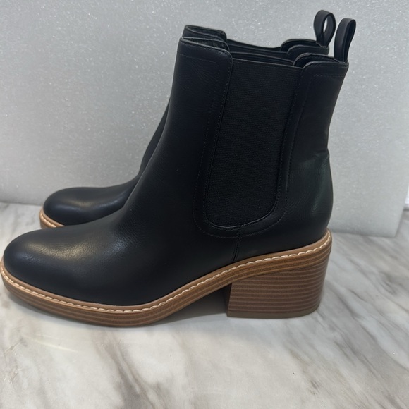 Beautiful Marc Fisher Booties size 8 - Picture 3 of 7